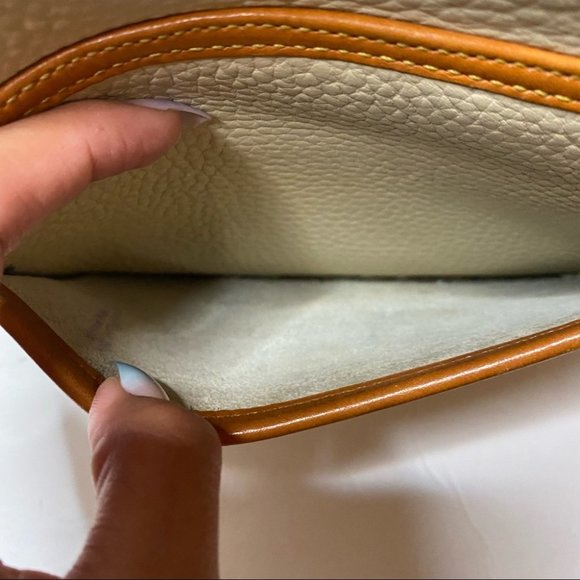 Dooney & Bourke Vintage 80s Essex Saddle Ivory Tan Pebble Leather Cross Body Bag - Picture 13 of 16